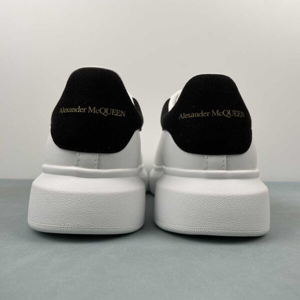 Alexander McQueen Oversized Sneaker “Triple White” - Imagen 5