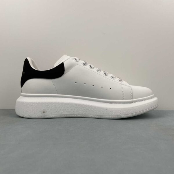 Alexander McQueen Oversized Sneaker “Triple White” - Imagen 3