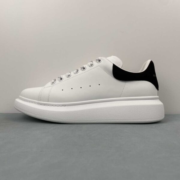 Alexander McQueen Oversized Sneaker “Triple White” - Imagen 2