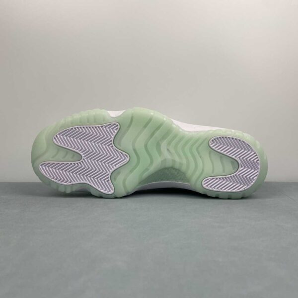 Air Jordan 11 Retro Low "Igloo" - Imagen 6
