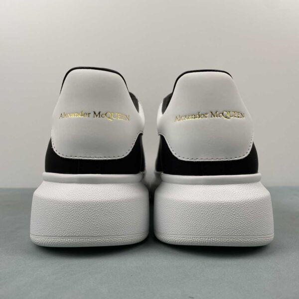 Alexander McQueen Oversized Sneaker “Black/White” - Imagen 5