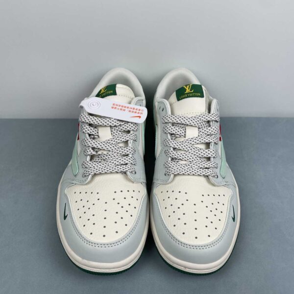 Air Jordan 1 Low OG x Travis Scott x Louis Vuitton “White/Cyan Monogram” - Imagen 4