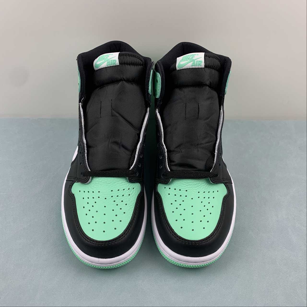 Air Jordan 1 Retro High OG “Green Glow”: imagen 4