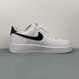Nike Air Force 1 ’07 “White / Burgundy Crush”: imagen 3